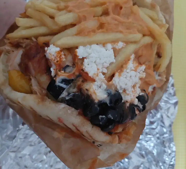 Box z frytkami, mięsem, fetą i oliwkami