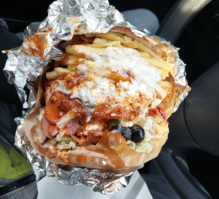 Kebab z sosem, fetą i oliwkami