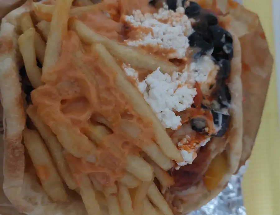 Kebab box z frytkami, fetą i oliwkami