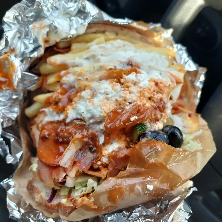 Kebab z sosem, fetą i oliwkami w folii — zdjęcie gościa